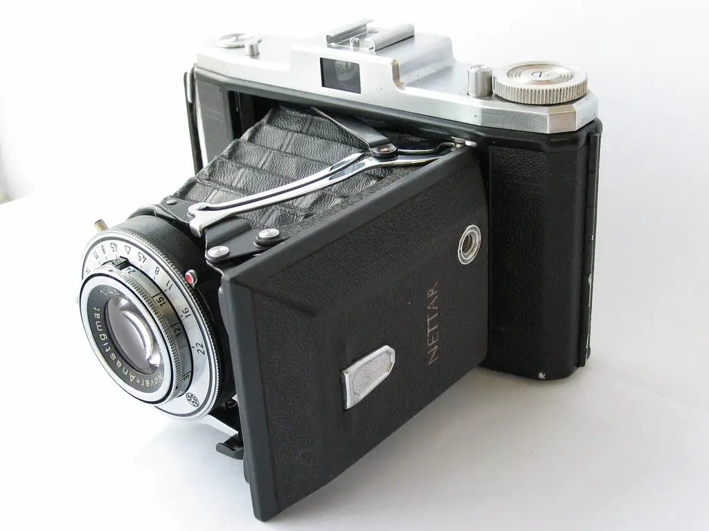 Zeiss Ikon Nettar 517/2 Medium Format Camera (120 Film, 6x9, Zone Focus)